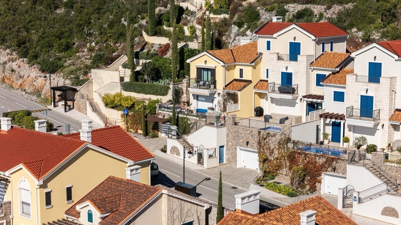 Pogled na moderne vile sa krovovima od crepa u elitnom kompleksu Luštica Bay, Radovići, Crna Gora.