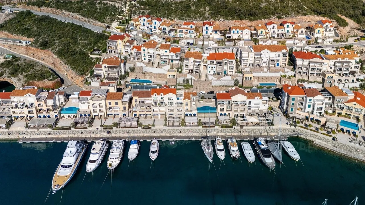 Luftaufnahme des Luxuskomplexes Luštica Bay in Radovići, Montenegro: Uferpromenade mit Yachten und Wohnvillen.