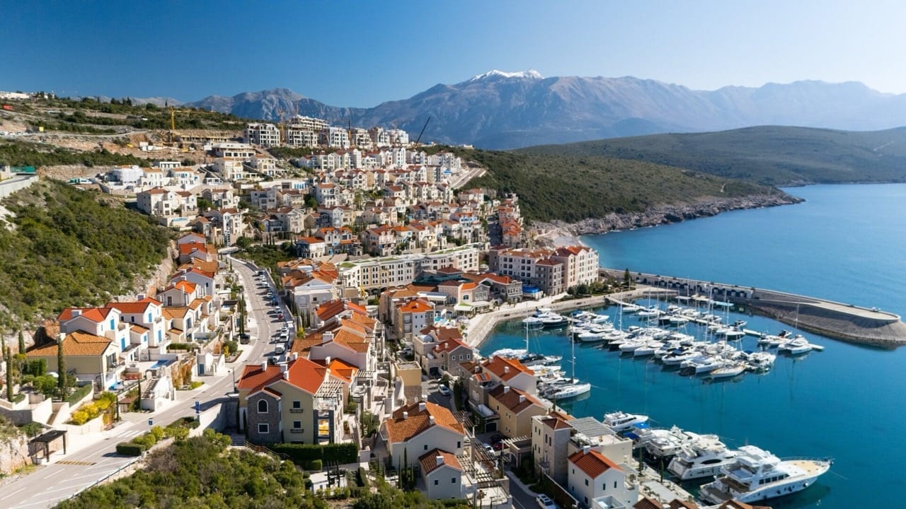 Pogled iz vazduha na rizort Luštica Bay u Radovićima, Crna Gora: luksuzne vile, jahtena marina i morski pejzaž.