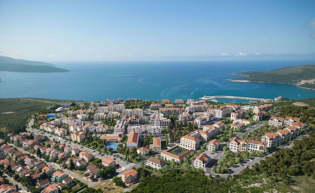 Vue panoramique sur le complexe résidentiel Lustica Bay à Radovići, Monténégro, avec accès à la mer et à la marina de yachts.