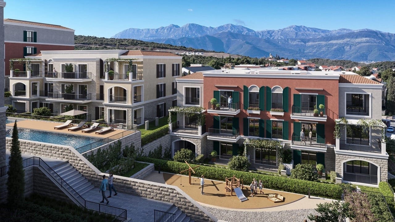 Complexe résidentiel Lustica Bay à Radovici, Monténégro : bâtiments modernes avec piscine, terrasses et aire de jeux pour enfants.