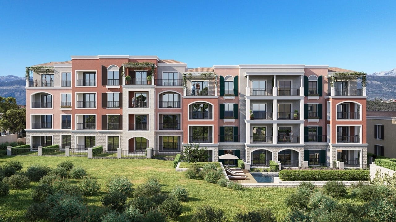 Complexe résidentiel moderne à Luštica Bay, Radovići, Monténégro : façade du bâtiment, terrasses et piscine avec les montagnes en arrière-plan.