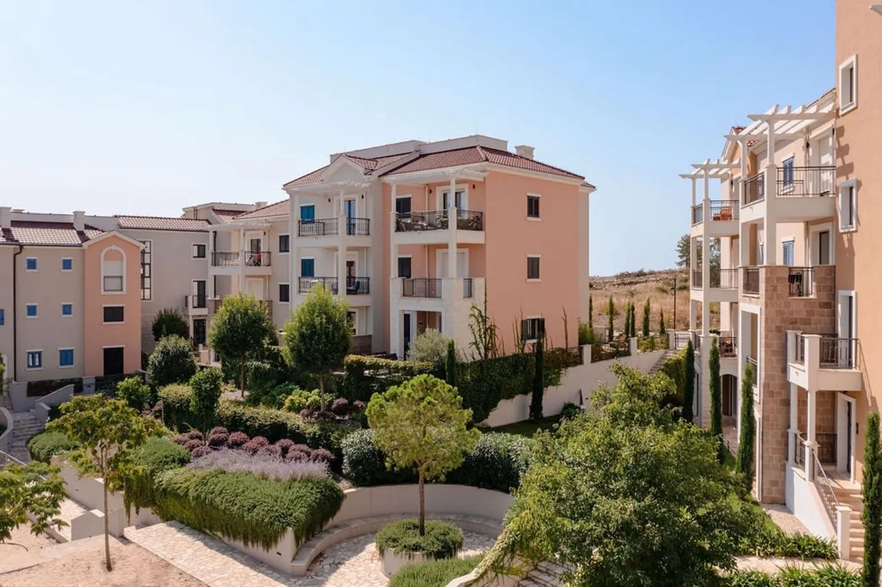 Moderner Wohnkomplex in Luštica Bay, Radovići, Montenegro: niedrige Gebäude mit Terrassen und gepflegtem Garten.