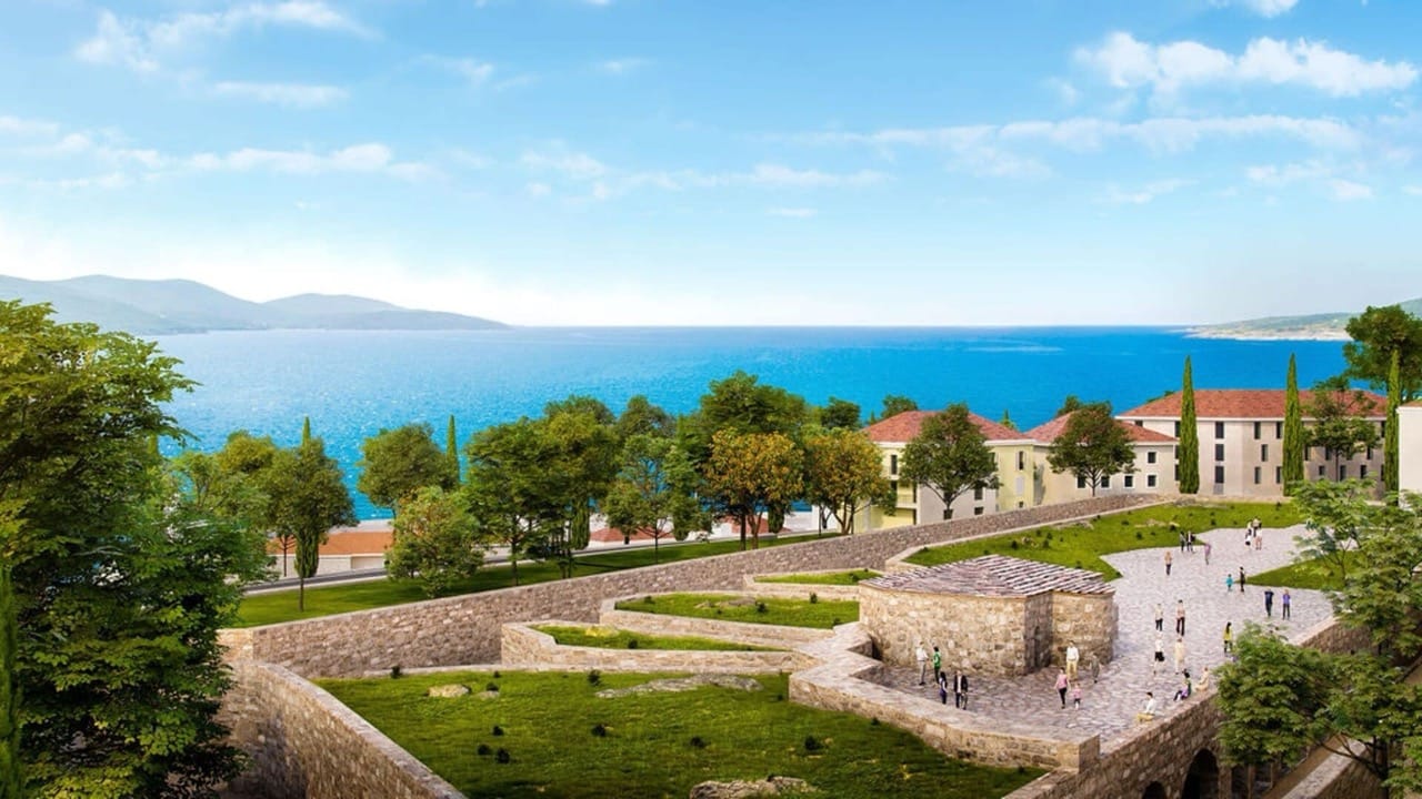 Vue sur le terrain aménagé et la mer Adriatique dans le complexe de luxe Luštica Bay, Radovići, Monténégro.