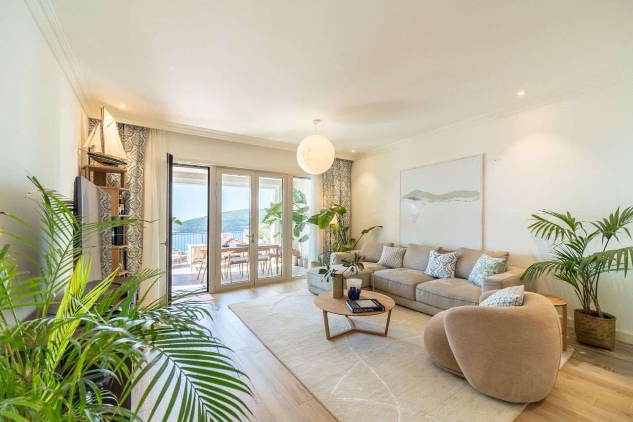 Salon lumineux dans un appartement à Luštica Bay, Radovići, Monténégro : mobilier moderne, terrasse avec vue sur la mer.