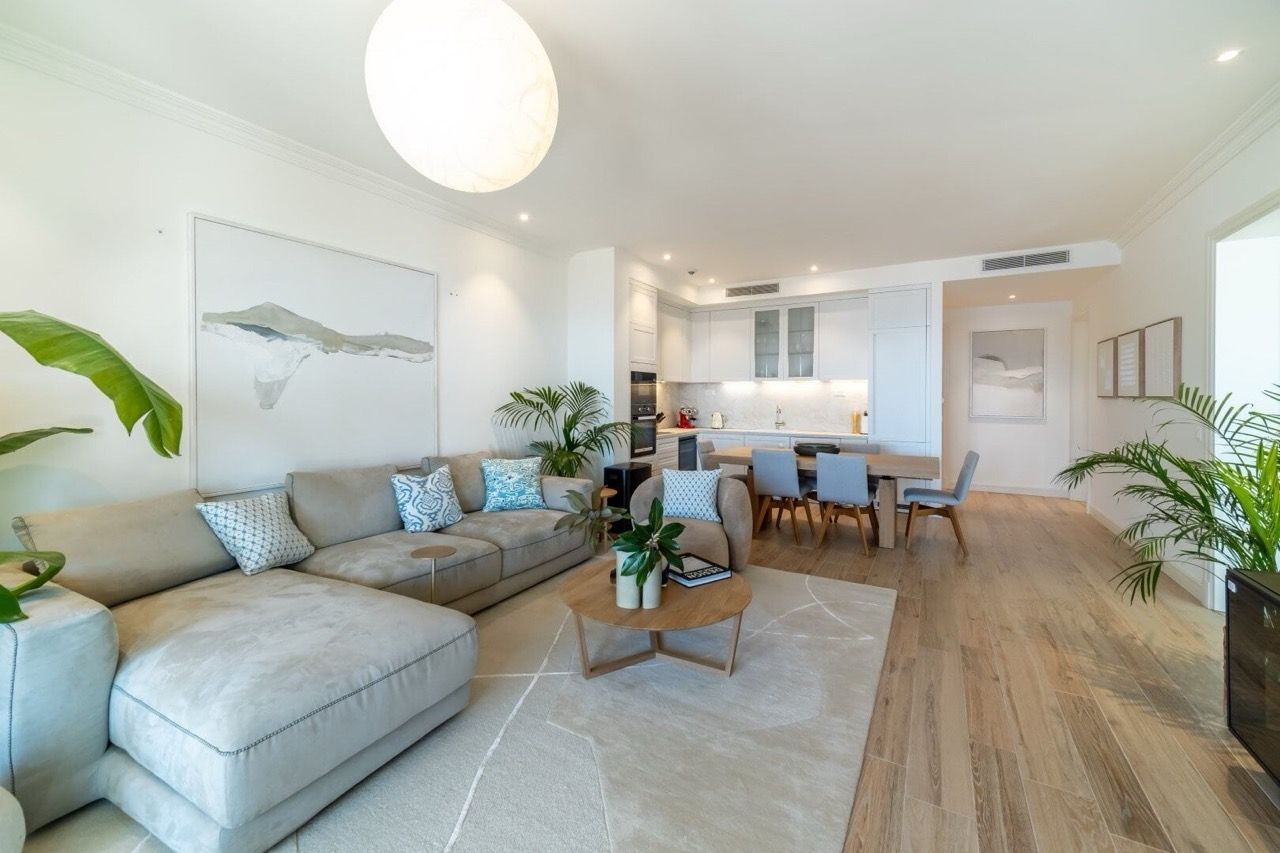 Salon moderne avec cuisine dans l’appartement Luštica Bay, Radovići, Monténégro : intérieur lumineux, mobilier moelleux et décoration.