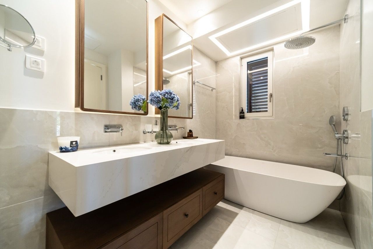 Salle de bains moderne dans un appartement à Luštica Bay, Radovići, Monténégro : baignoire îlot et mobilier élégant.