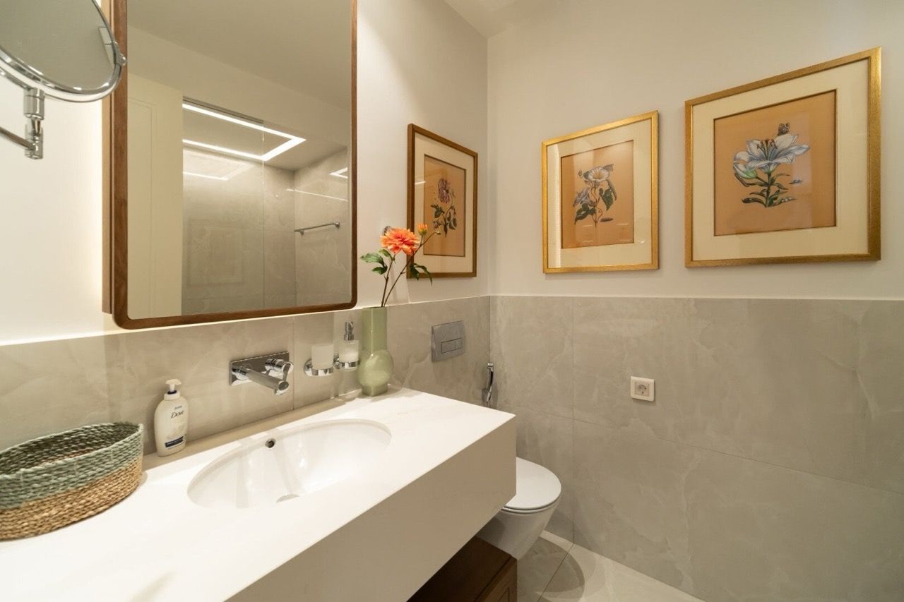 Salle de bains moderne dans l’appartement de Luštica Bay, Radovići, Monténégro : finition élégante, miroir et décoration.