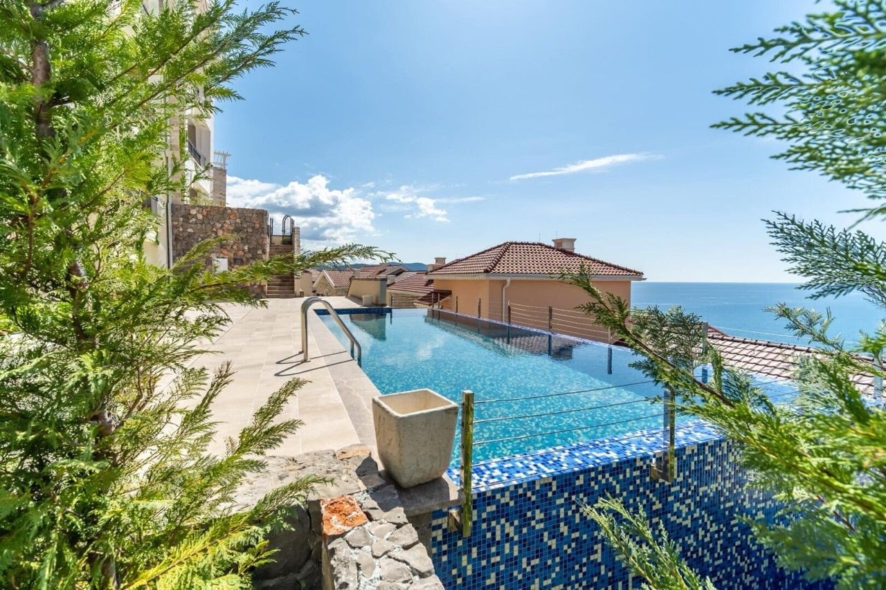 Piscine à débordement avec vue sur la mer dans le complexe résidentiel Lustica Bay, Radovići, Monténégro.