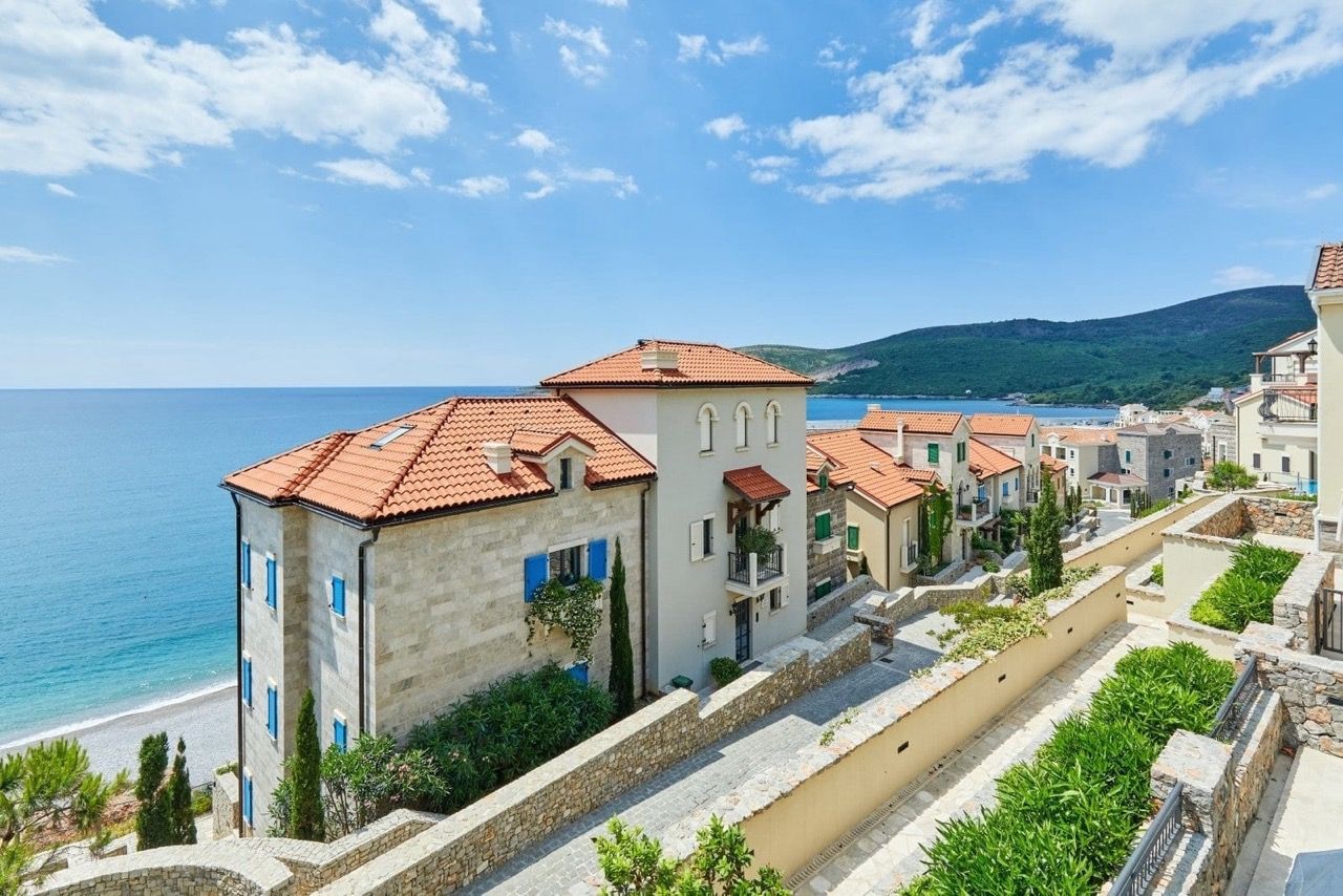 Vue sur des villas de luxe aux toits en tuiles et la mer dans le complexe résidentiel Luštica Bay, Radovići, Monténégro.