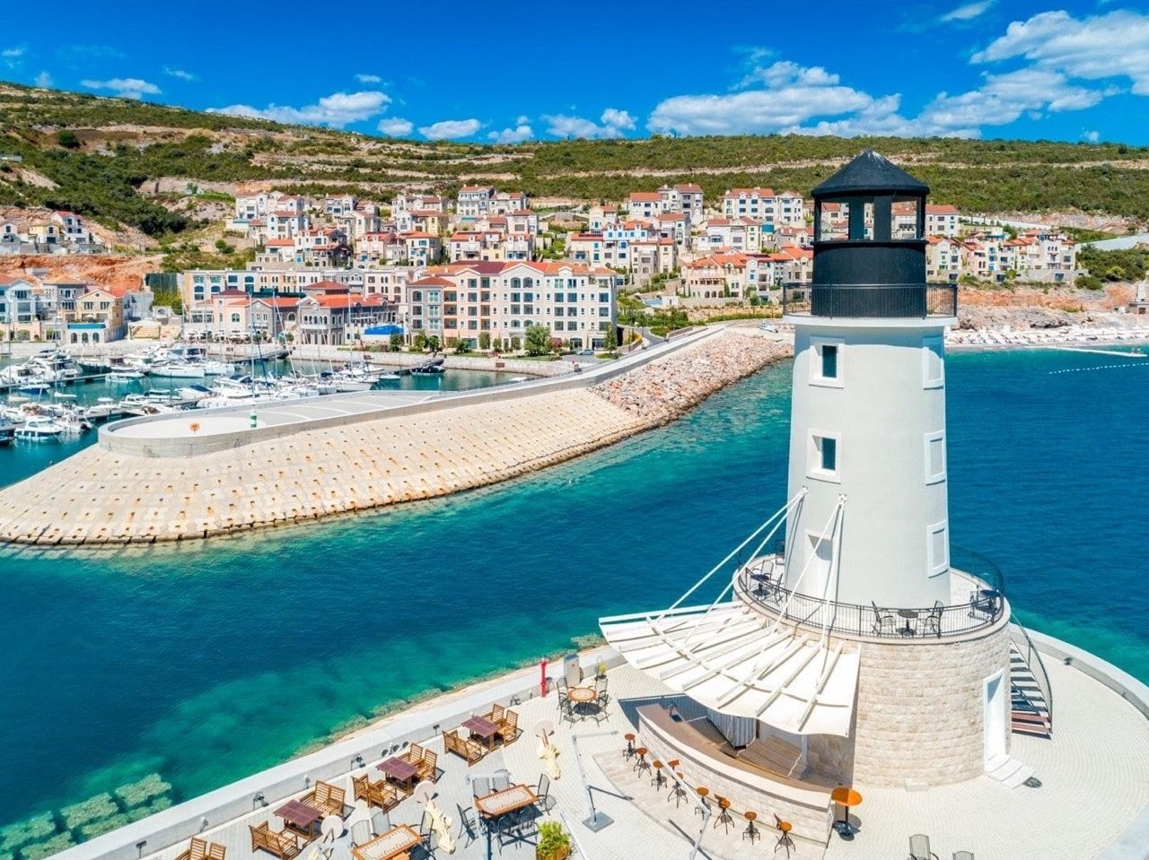 Vue sur le phare et la marina à Luštica Bay, Radovići, Monténégro : architecture moderne, yachts et mer azur.
