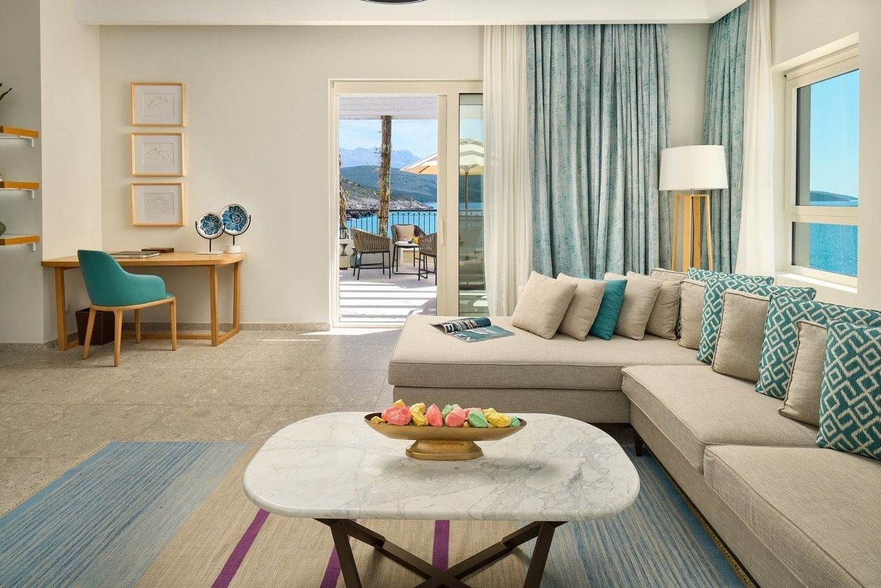 Salon lumineux dans les appartements Luštica Bay, Radovići, Monténégro : vue sur la mer, terrasse, mobilier et décoration modernes.
