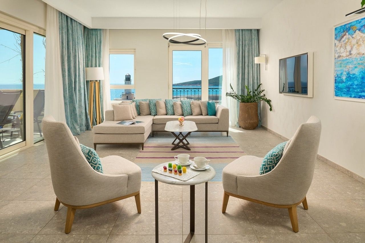 Salon lumineux dans les appartements Lustica Bay, Radovići, Monténégro, avec vue sur la mer et le phare, mobilier moderne.