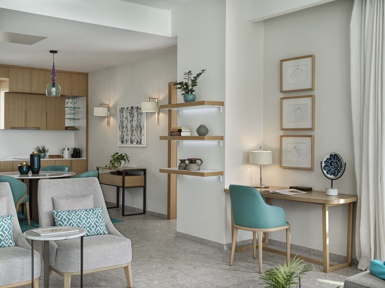 Salon moderne avec espace de travail dans l’appartement Luštica Bay, Radovići, Monténégro : mobilier et décoration élégants.