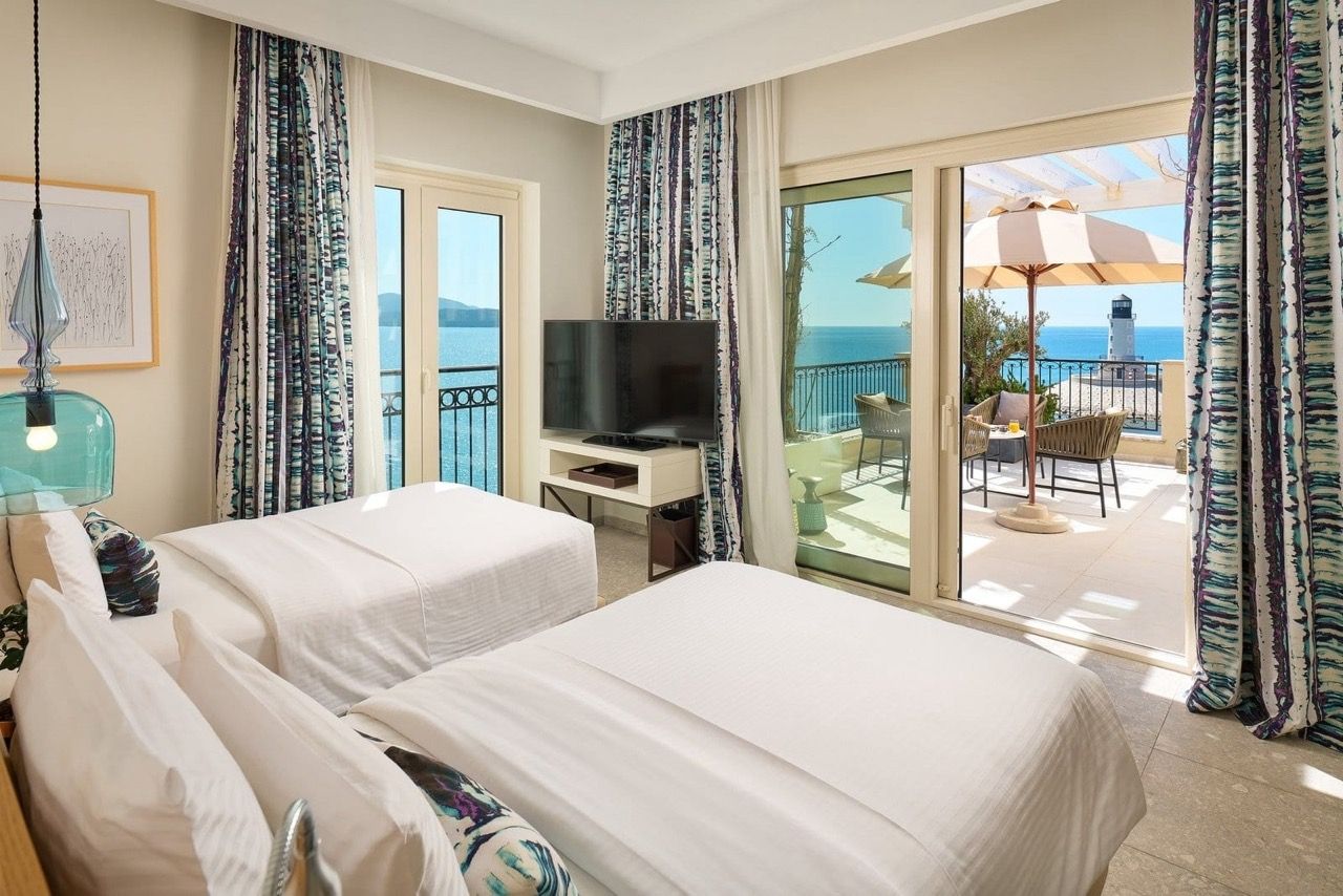 Chambre dans les appartements de Luštica Bay, Radovići, Monténégro, avec accès à la terrasse, vue sur la mer et le phare.