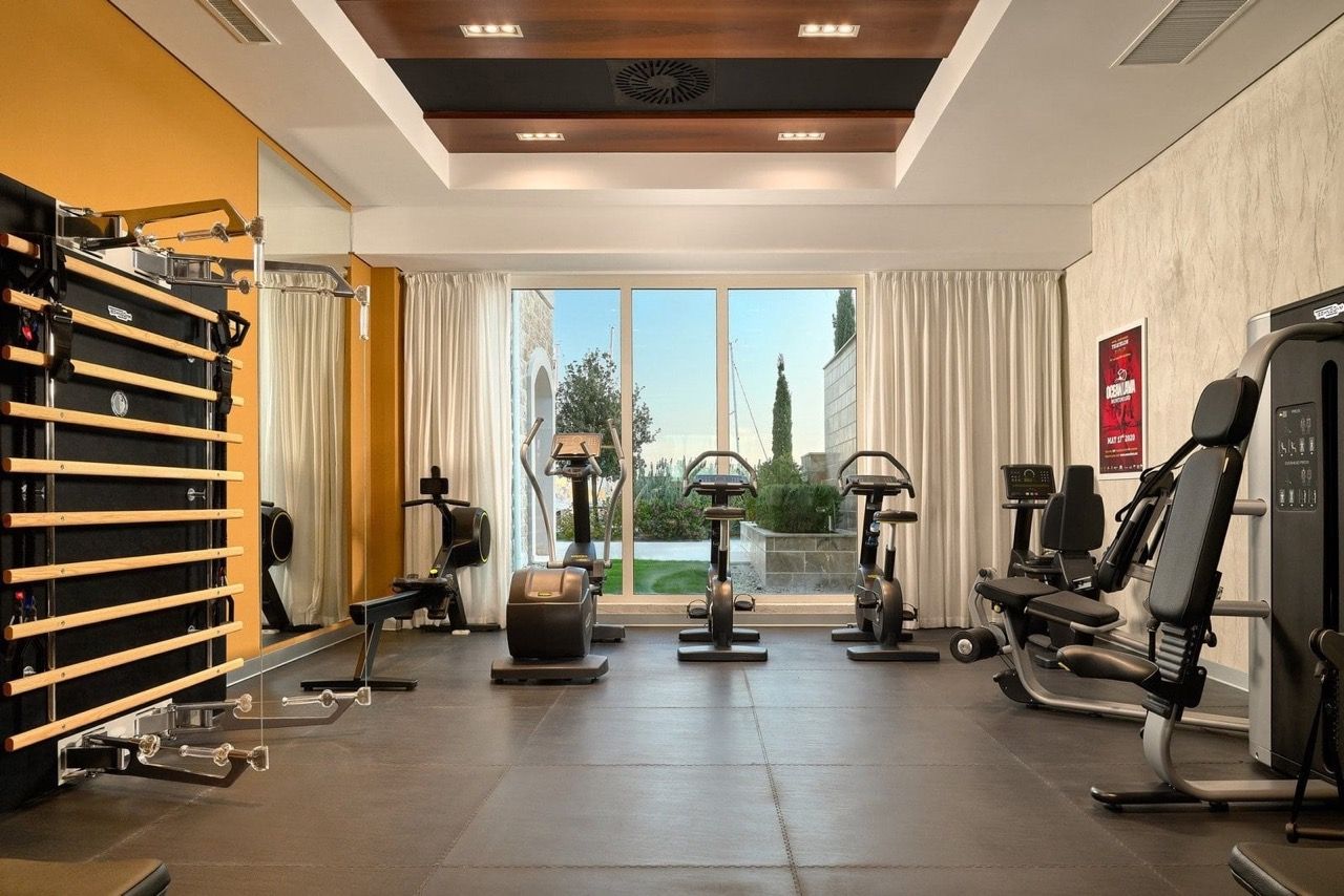 Salle de sport moderne avec équipement professionnel dans le complexe haut de gamme Luštica Bay, Radovići, Monténégro.