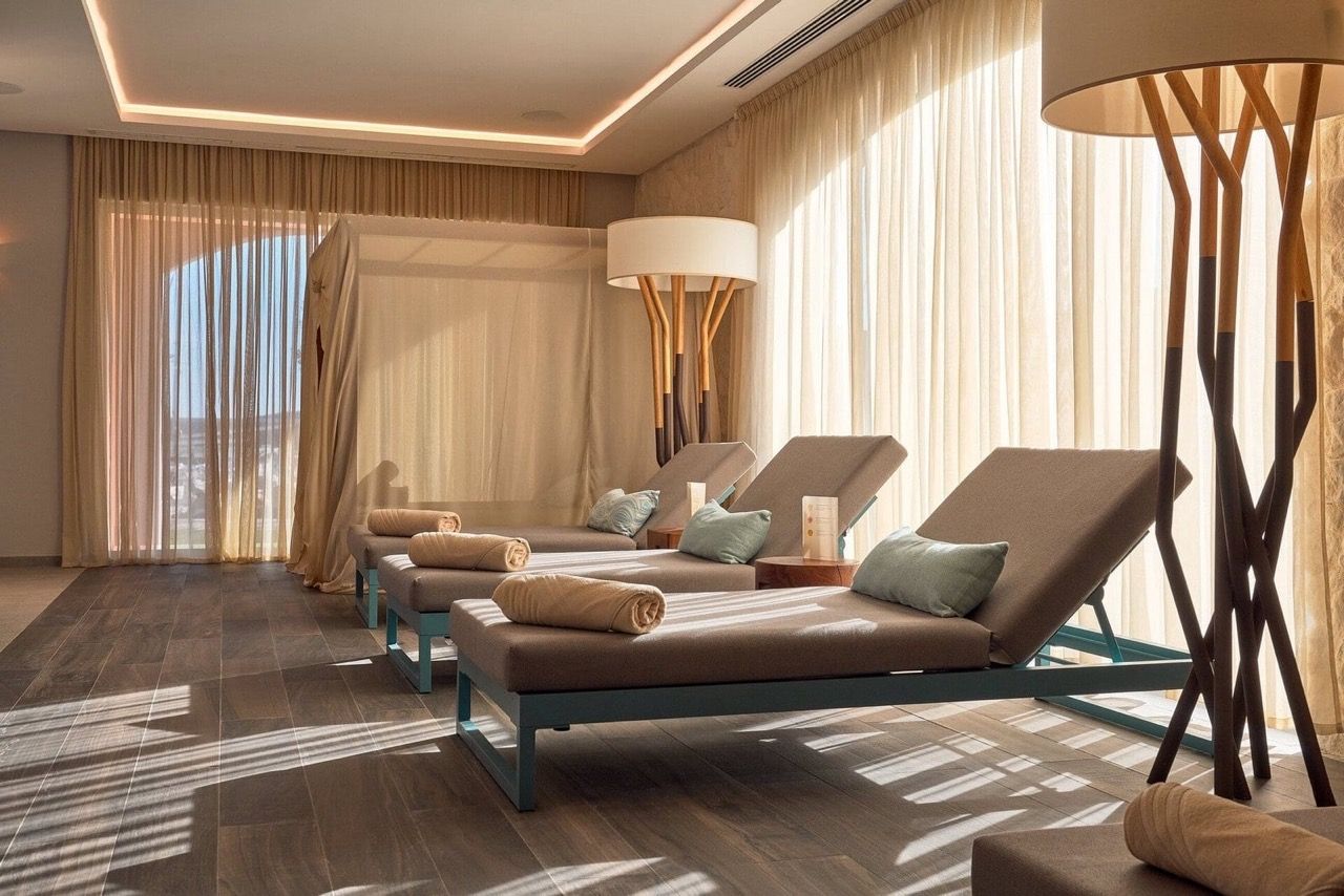 Zone de détente avec chaises longues dans le spa des appartements Lustica Bay, Radovici, Monténégro : intérieur et décoration élégants.