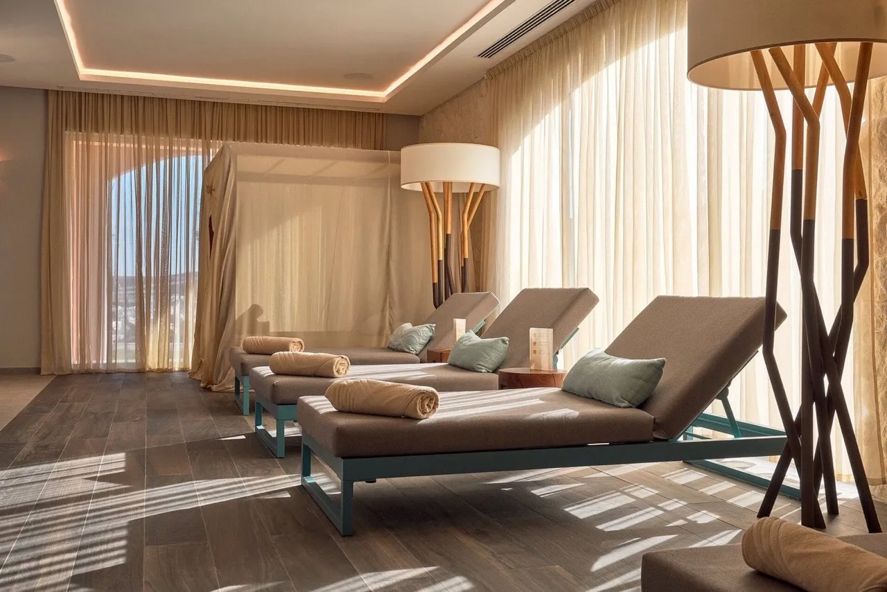 Зона отдыха с шезлонгами в спа-центре апартаментов Lustica Bay, Радовичи, Черногория: стильный интерьер и декор.