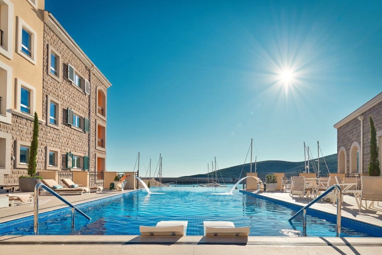 Piscine à débordement avec vue sur la marina et les yachts dans le complexe haut de gamme Luštica Bay, Radovići, Monténégro.