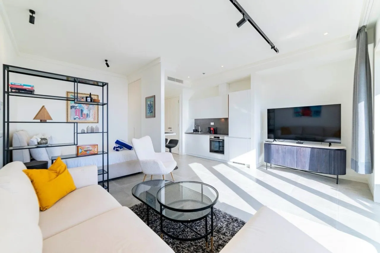 Modernes Wohnzimmer mit Küche in den Apartments von Luštica Bay, Radovići, Montenegro: helles Interieur, stilvolle Möbel.