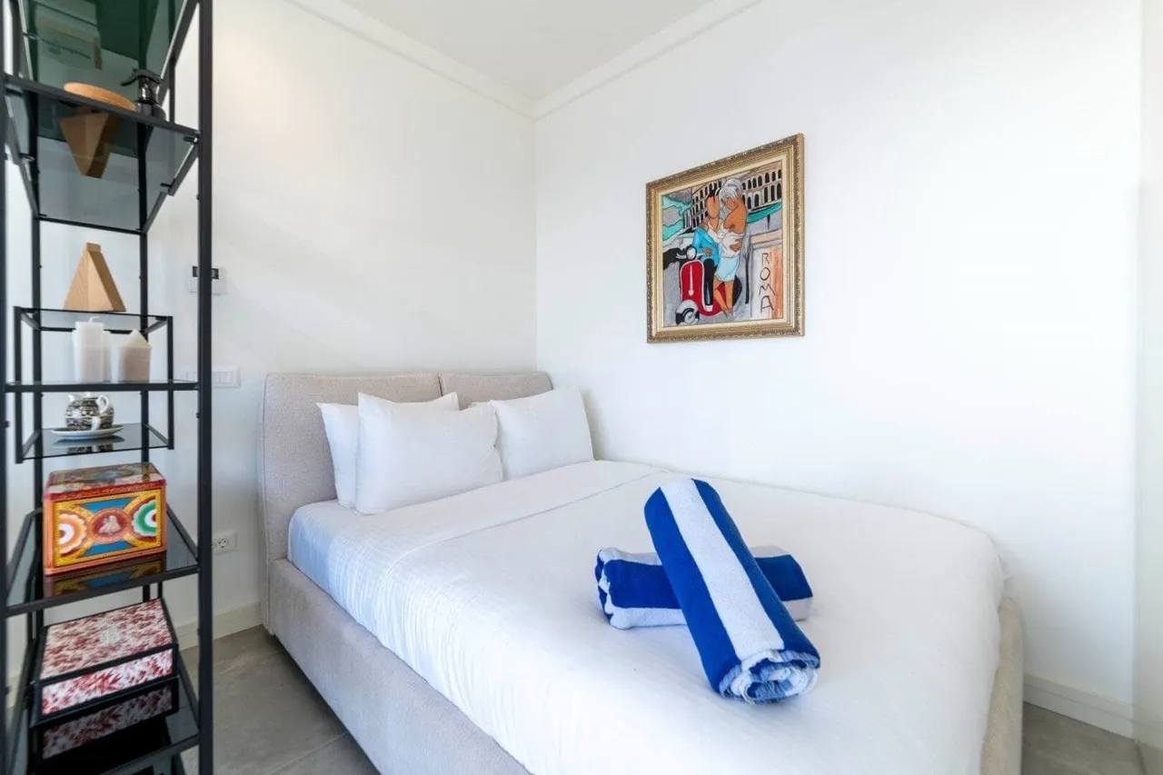Gemütliches Schlafzimmer mit Doppelbett in einer Wohnung, Luštica Bay, Radovići, Montenegro: modernes Interieur und Dekor.