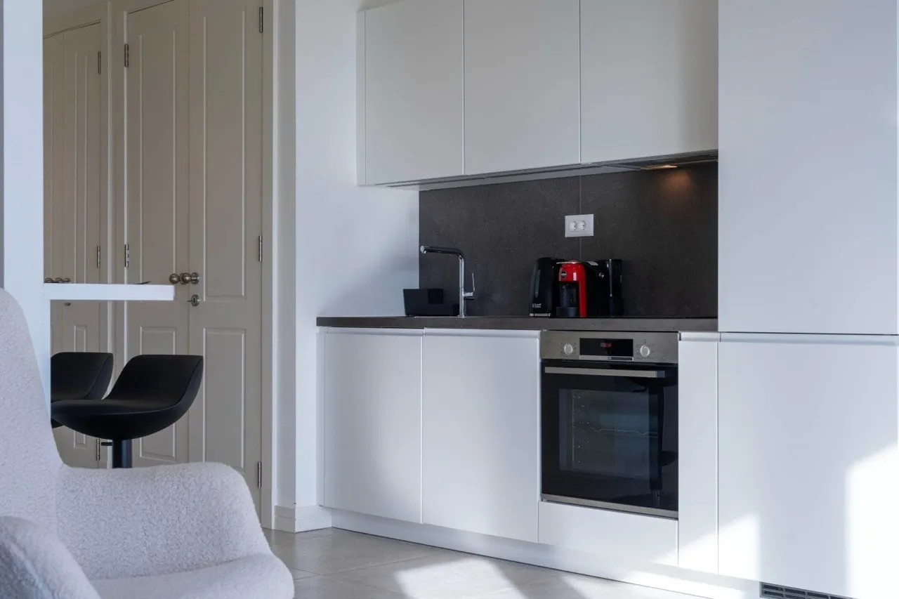 Moderne weiße Küche in den Apartments von Luštica Bay, Radovići, Montenegro: Einbaugeräte und stilvolles Interieur.