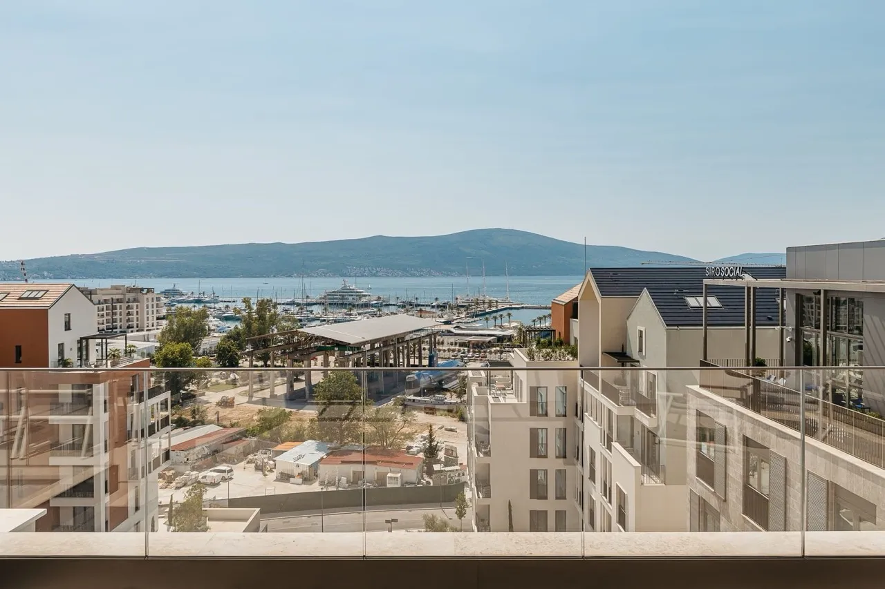 Blick vom Balkon der Wohnung in Porto Montenegro, Tivat, Montenegro: Panorama des Yachthafens, der Yachten und der Berglandschaft.