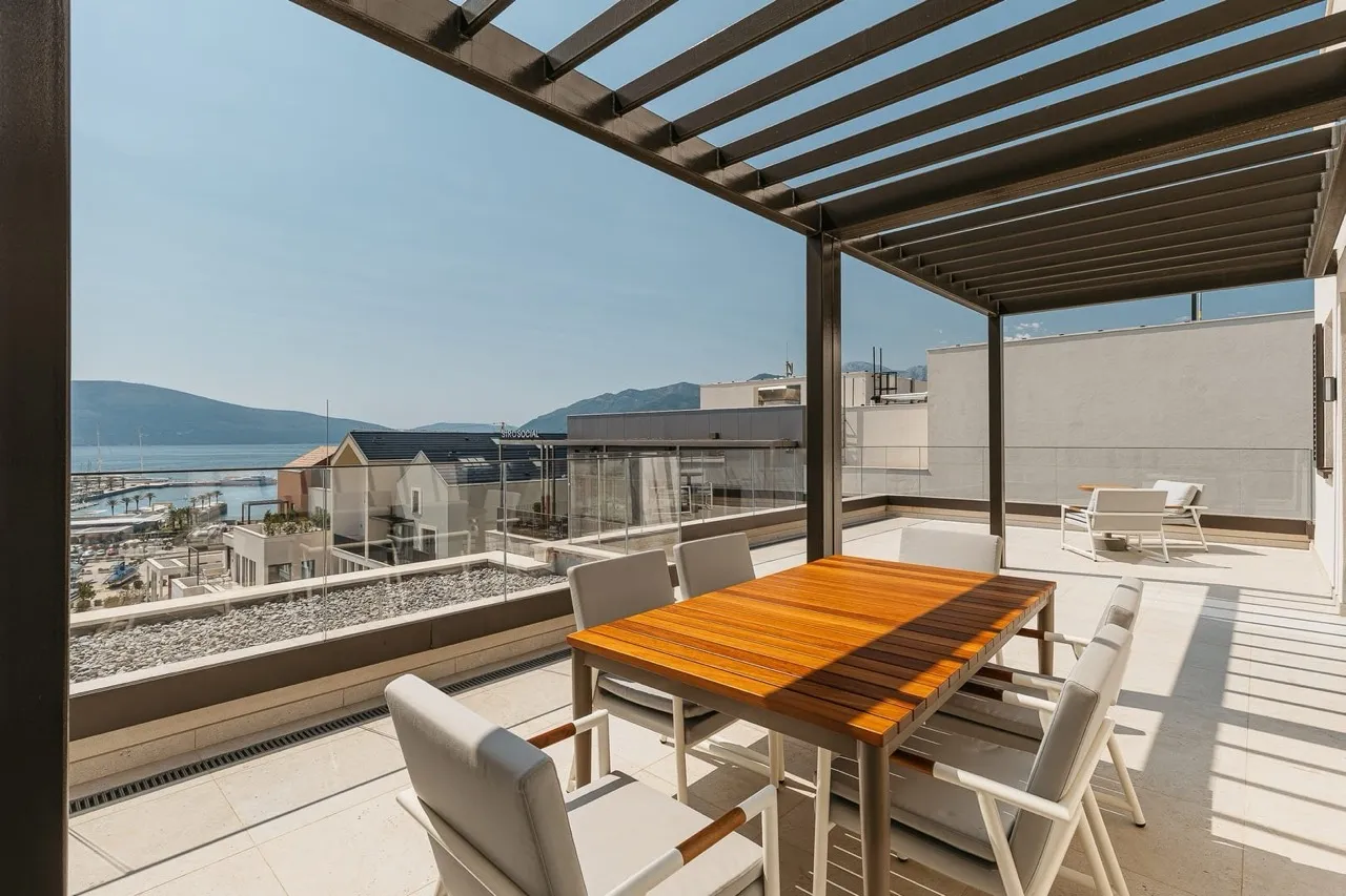 Terrasse mit Essbereich und Meerblick in Porto Montenegro, Tivat, Montenegro: moderne Möbel und Pergola.