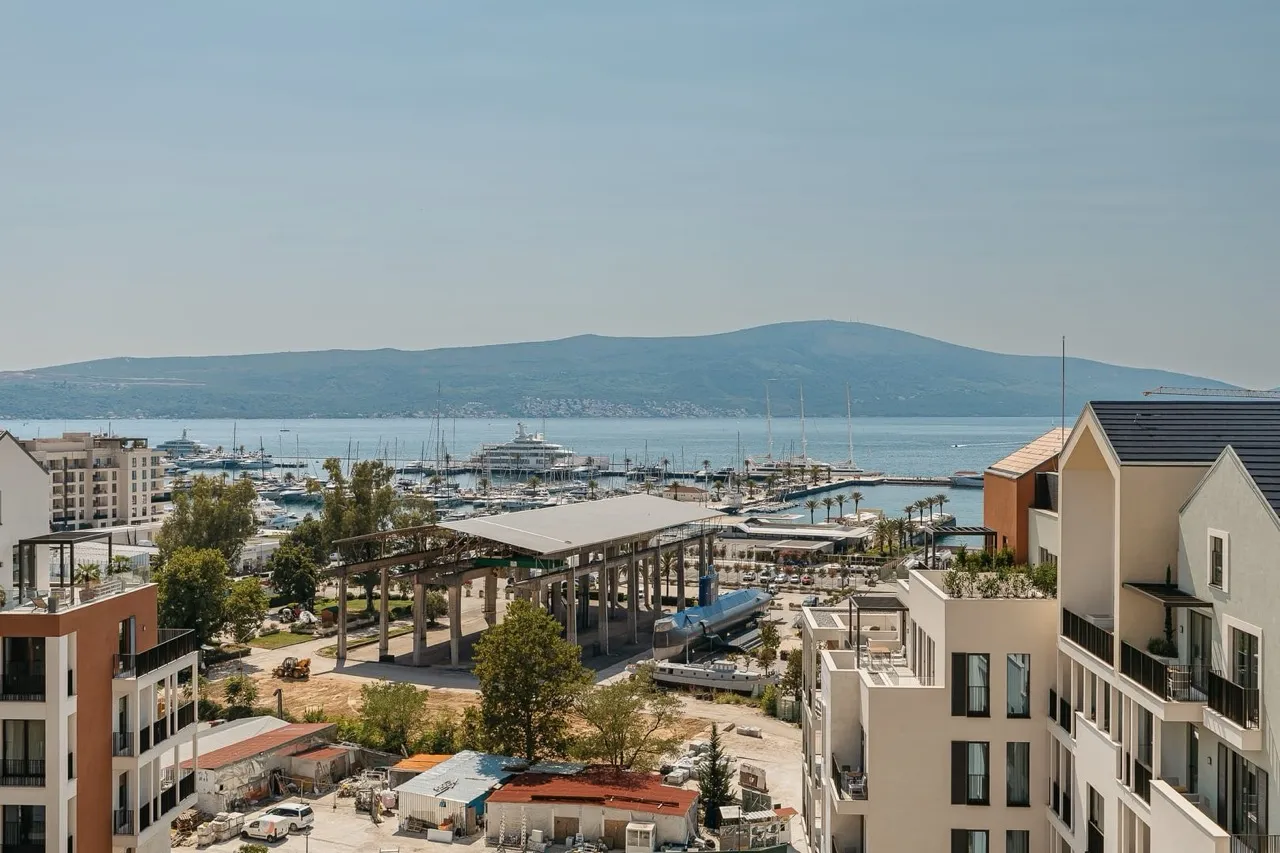 Blick auf die Marina Porto Montenegro und Yachten aus einer Wohnung in Tivat, Montenegro: moderne Architektur und Meereslandschaft.