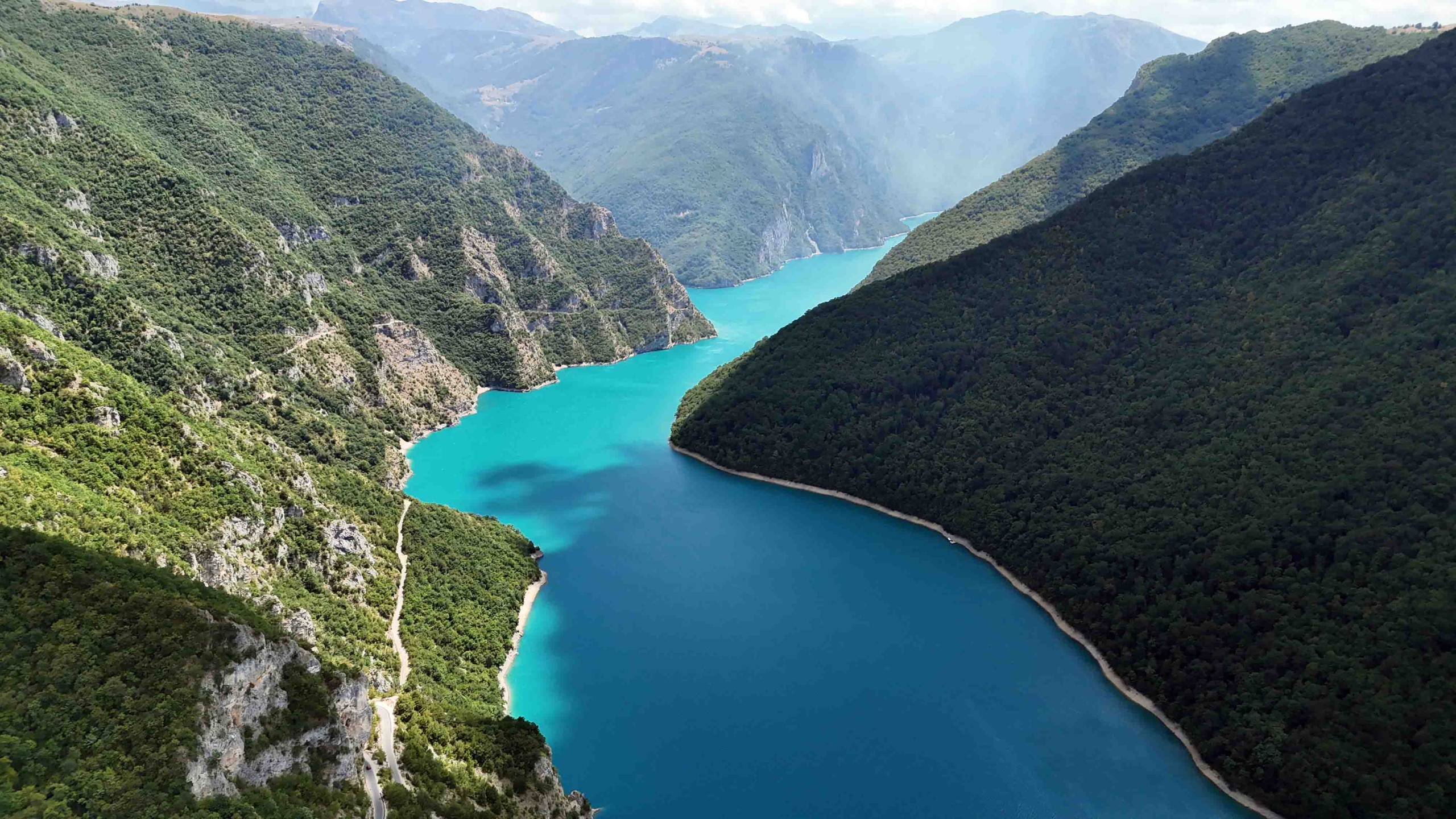 Warum der Markt für Grundstücke in Montenegro im Jahr 2026 zum Magneten für Investoren wurde und welche Risiken er birgt