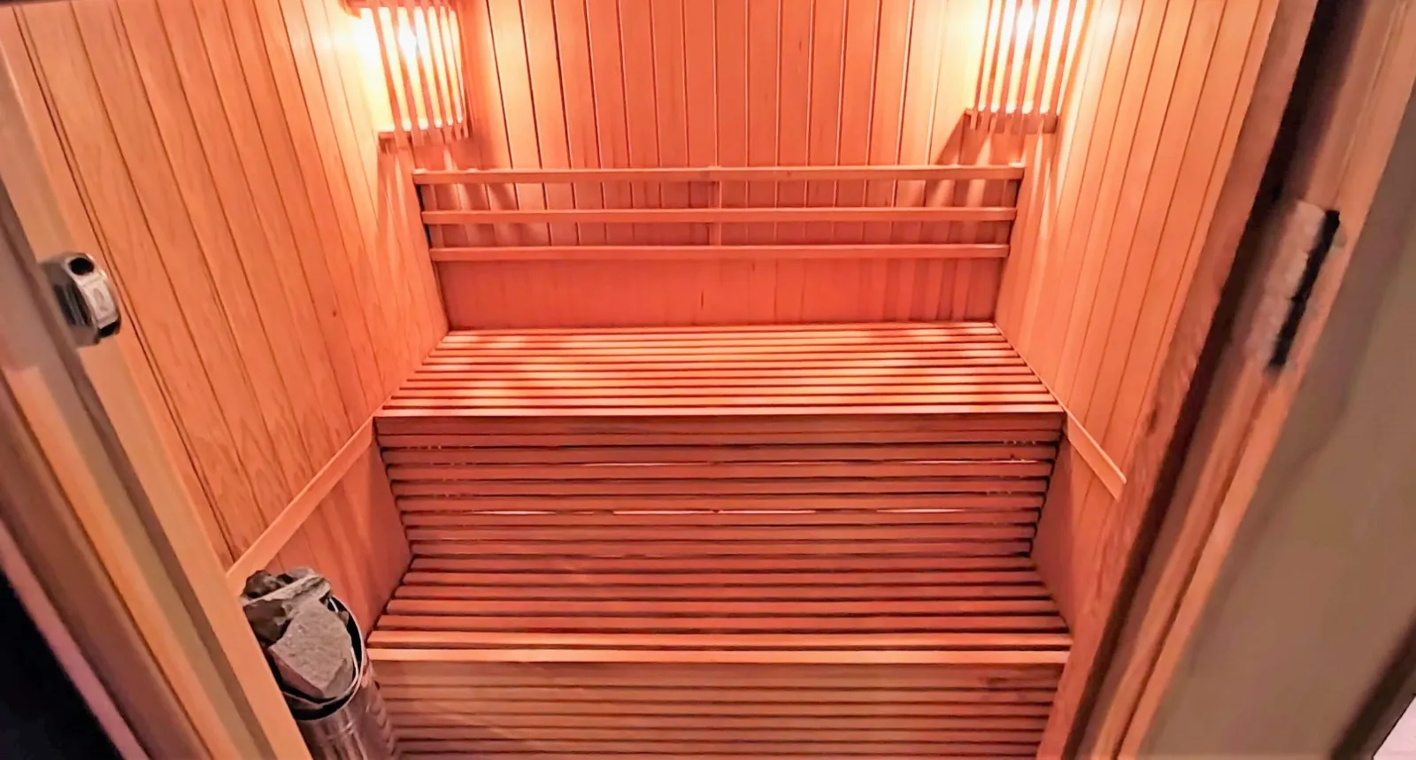 Innenraum der Sauna mit heller Holzverkleidung und integrierter Beleuchtung in einer Villa in der Stadt Bar, Montenegro.