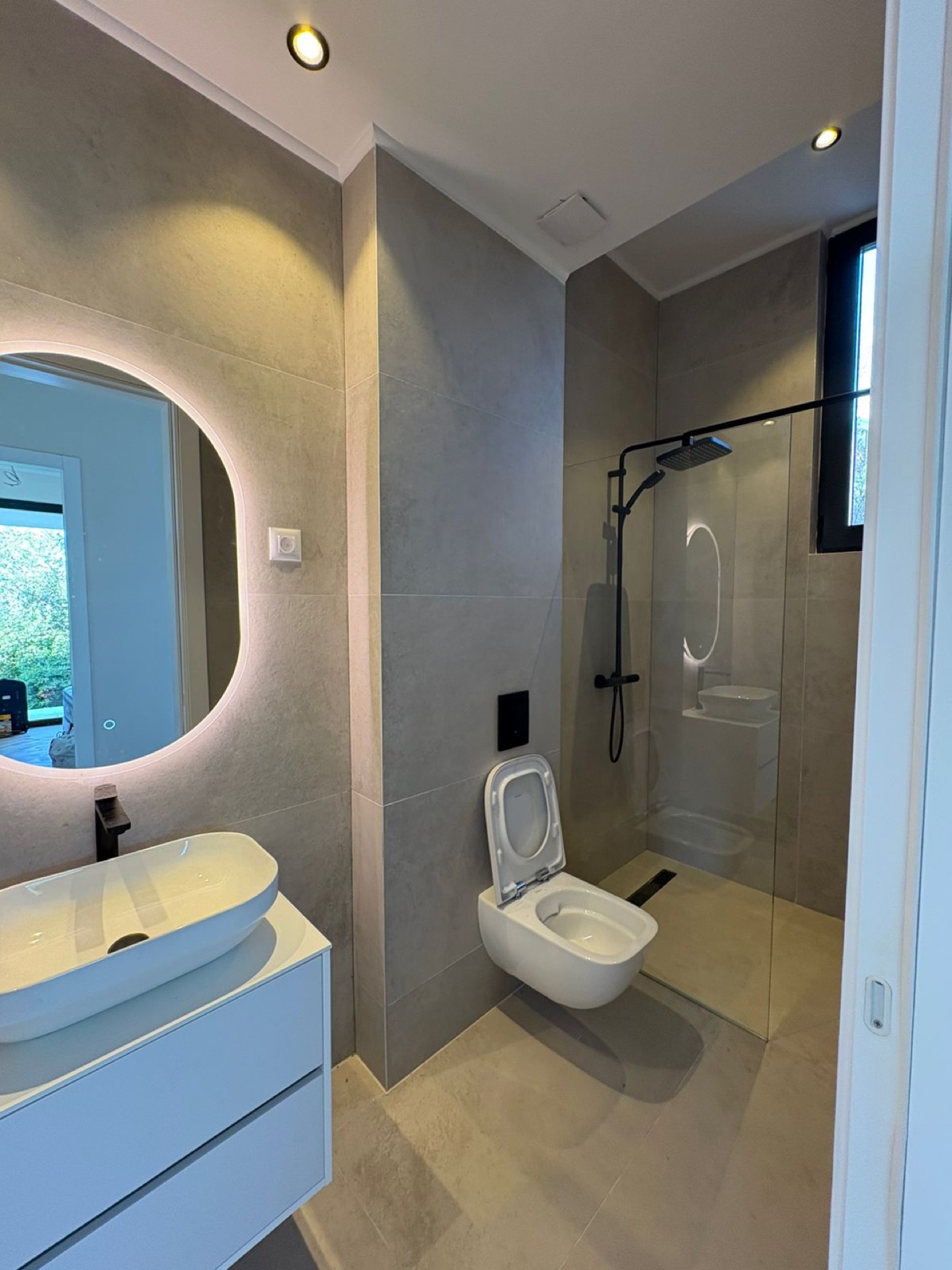 Nowoczesna łazienka z kabiną prysznicową i podświetleniem lustra w kompleksie mieszkaniowym, Herceg Novi, Czarnogóra.
