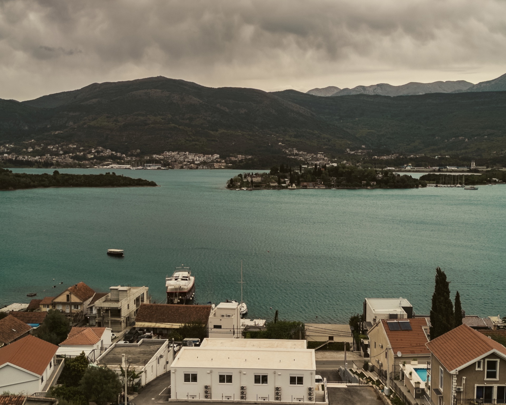 Panoramablick auf die Bucht von Tivat und die Blumeninsel vom Grundstück in Đuraševići, Luštica, Montenegro.