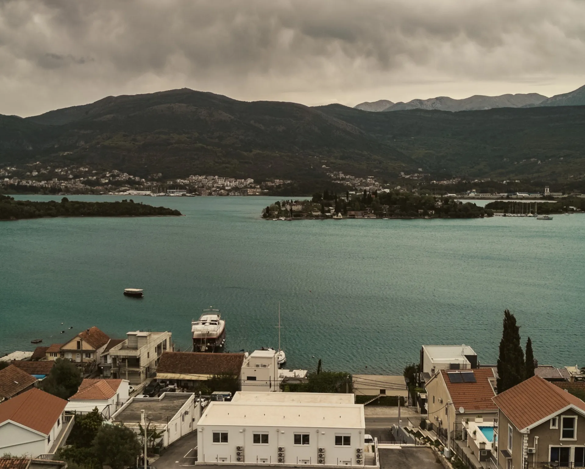 Panoramablick auf die Bucht von Tivat und die Blumeninsel vom Grundstück in Đuraševići, Luštica, Montenegro.