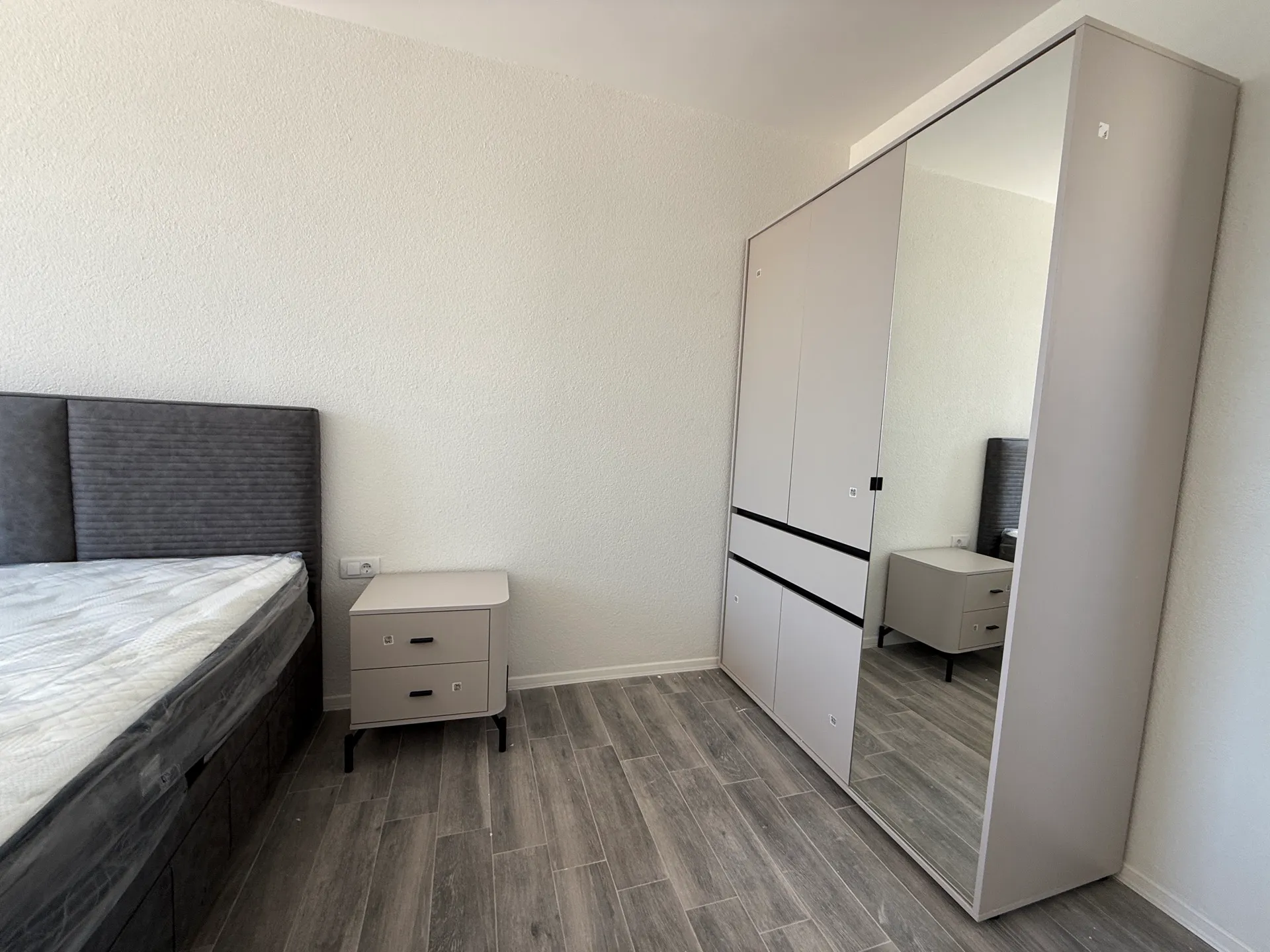 Luştica, Karadağ'daki townhouse yatak odası: çift kişilik yatak, komodin ve aynalı gardırop.
