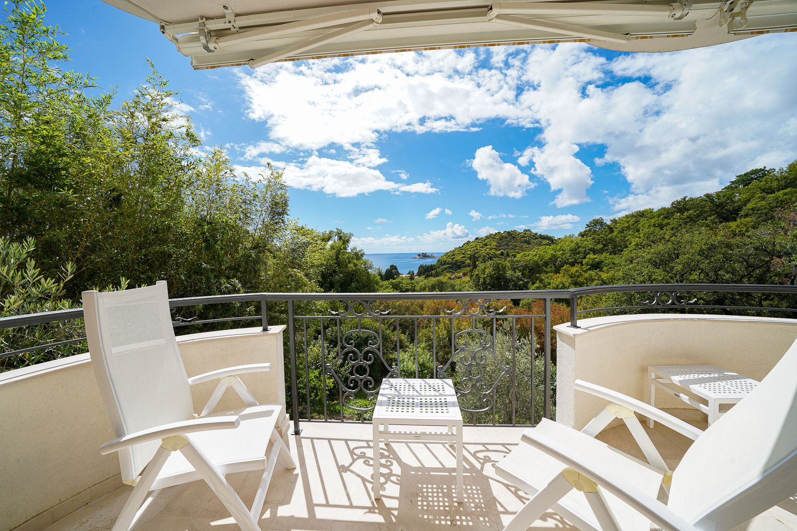Terrasse mit Gartenmöbeln und Panoramablick auf das Meer und die Berge in einer Wohnung, Petrovac, Montenegro.