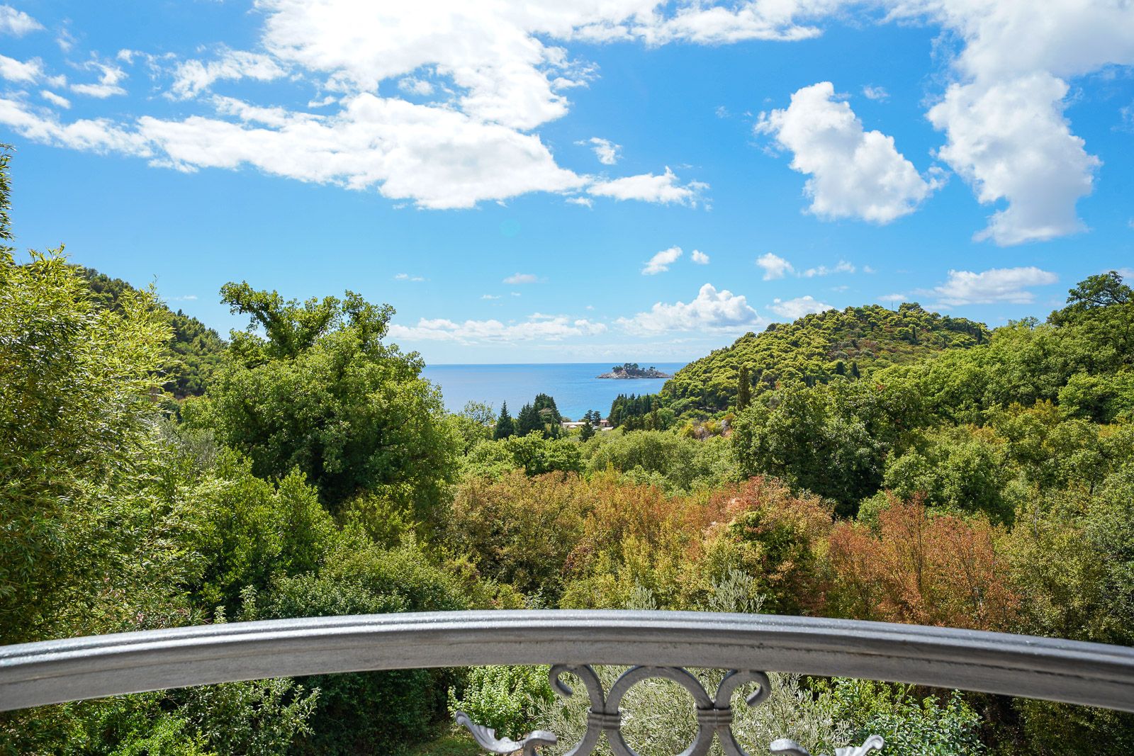 Blick vom Balkon der Wohnung in Petrovac, Montenegro: Panorama auf die Adria, grünen Wald und die Insel Katič.