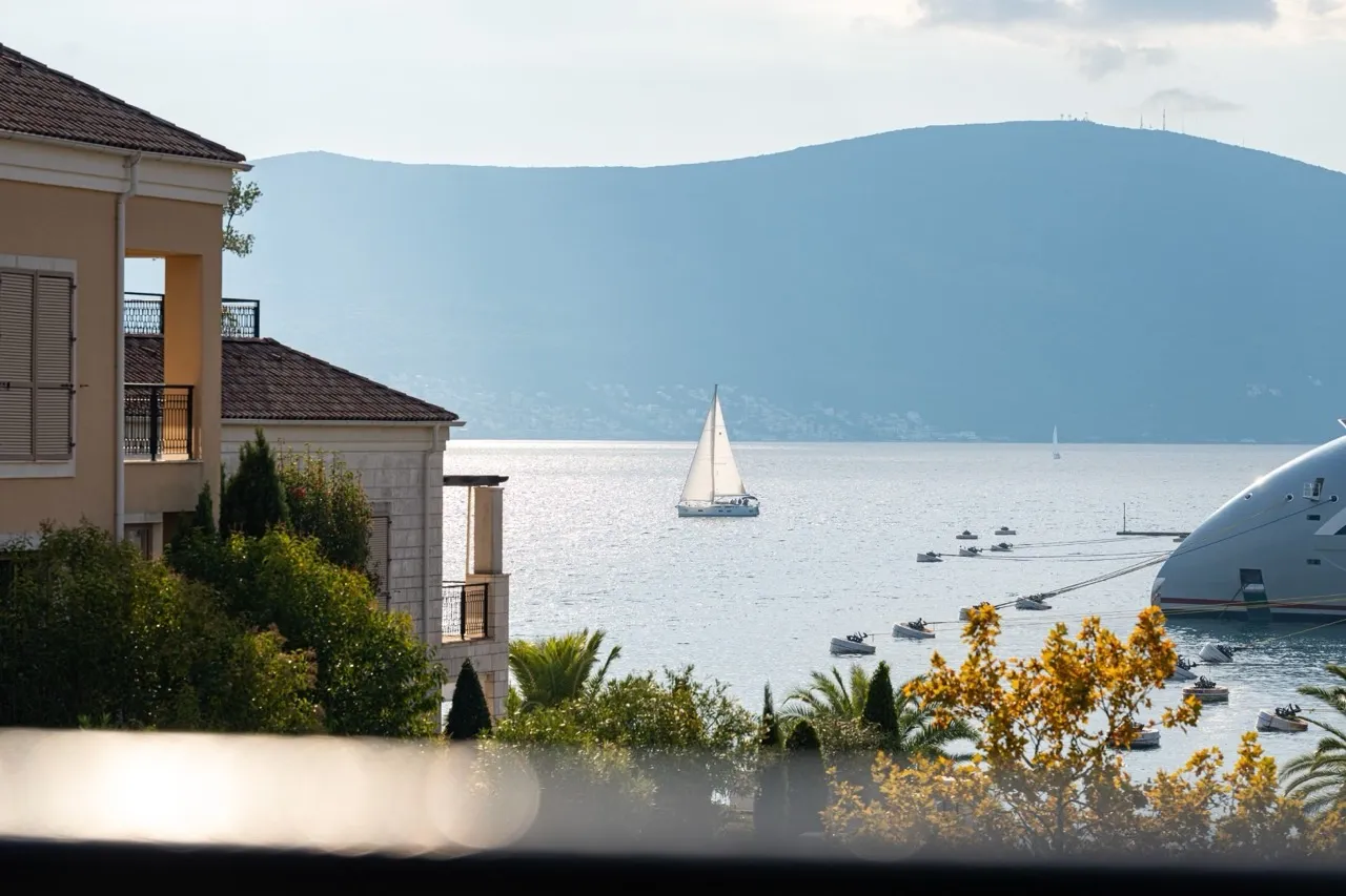 Meerblick und Yachten von einer Luxuswohnung in Porto Montenegro, Tivat, Montenegro: Terrasse, Berge und Yachthafen.
