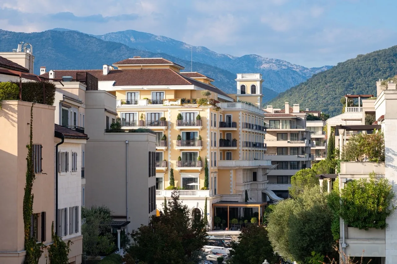 Blick auf den exklusiven Wohnkomplex in Porto Montenegro, Tivat, Montenegro, mit Terrassen und Panoramablick auf die Berge.