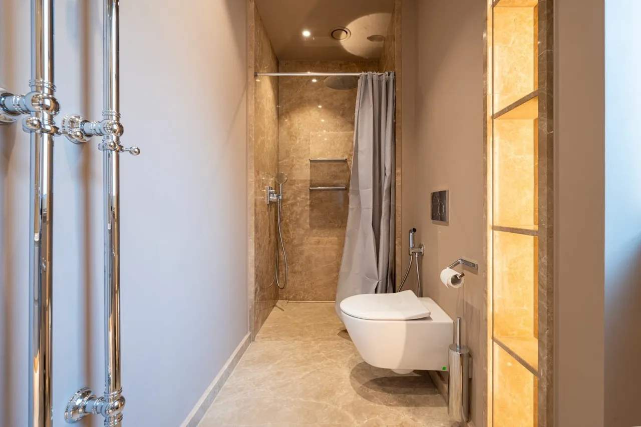 Modernes Badezimmer mit Marmorverkleidung in einer Wohnung in Porto Montenegro, Tivat, Montenegro.