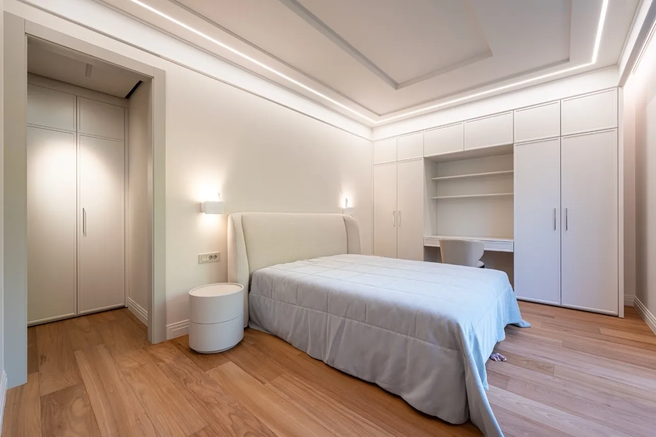 Modernes Schlafzimmer mit Doppelbett und Einbauschrank in einer Wohnung in Porto Montenegro, Tivat, Montenegro.