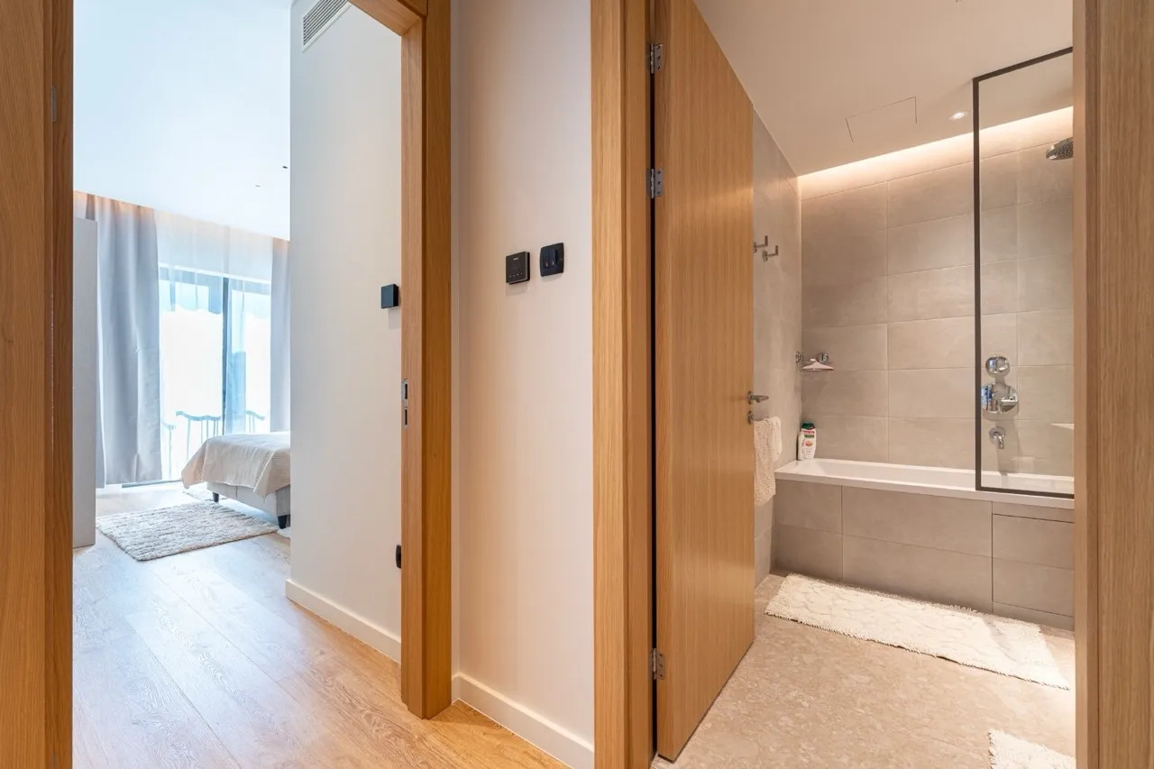 Modernes Badezimmer und Schlafzimmer in einer Wohnung, Porto Montenegro, Tivat, Montenegro: stilvolles Interieur mit Eichenverkleidung