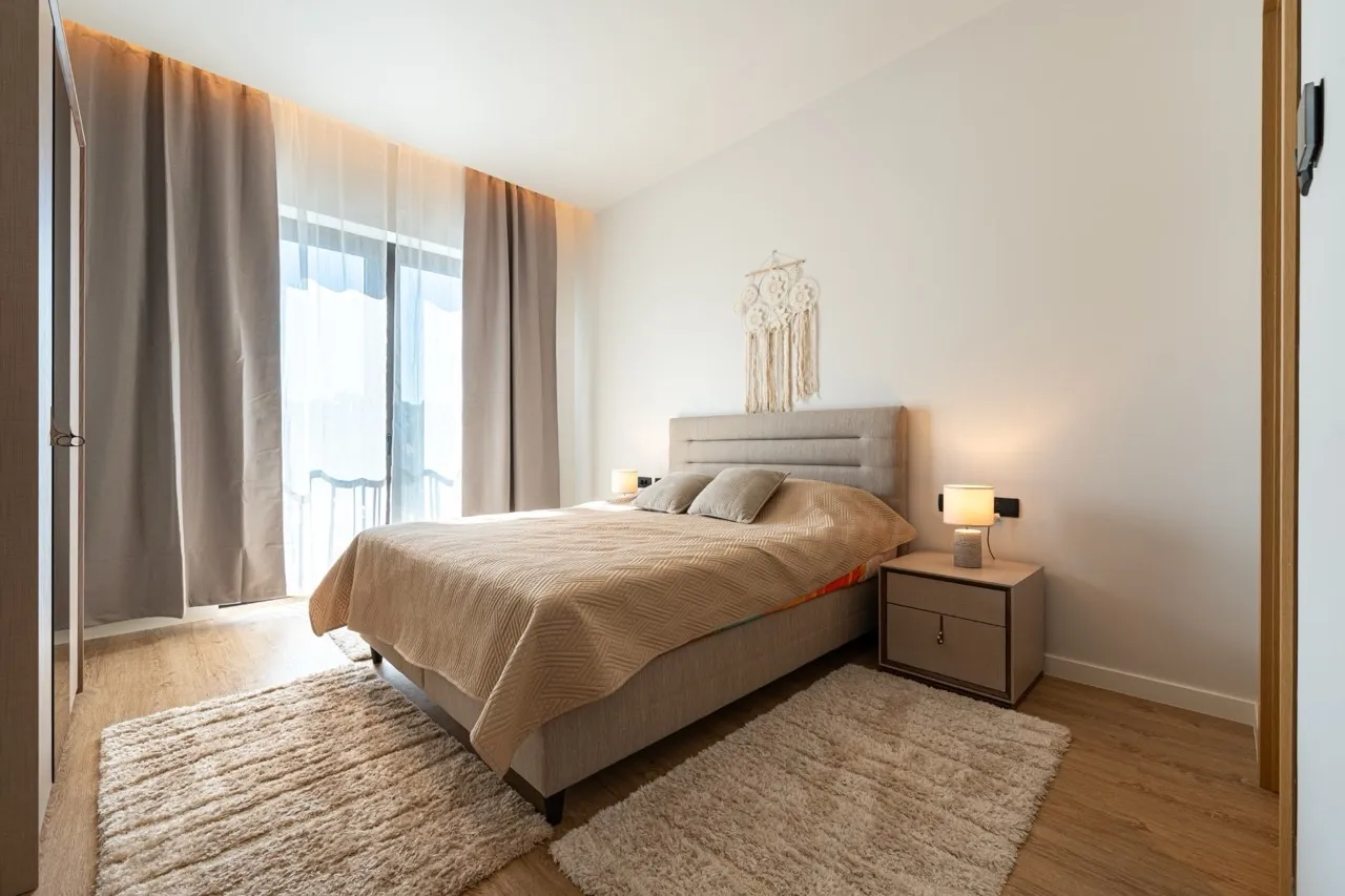 Modernes Schlafzimmer in einer Wohnung in Porto Montenegro, Tivat, Montenegro: Doppelbett, Panoramafenster und Dekor.