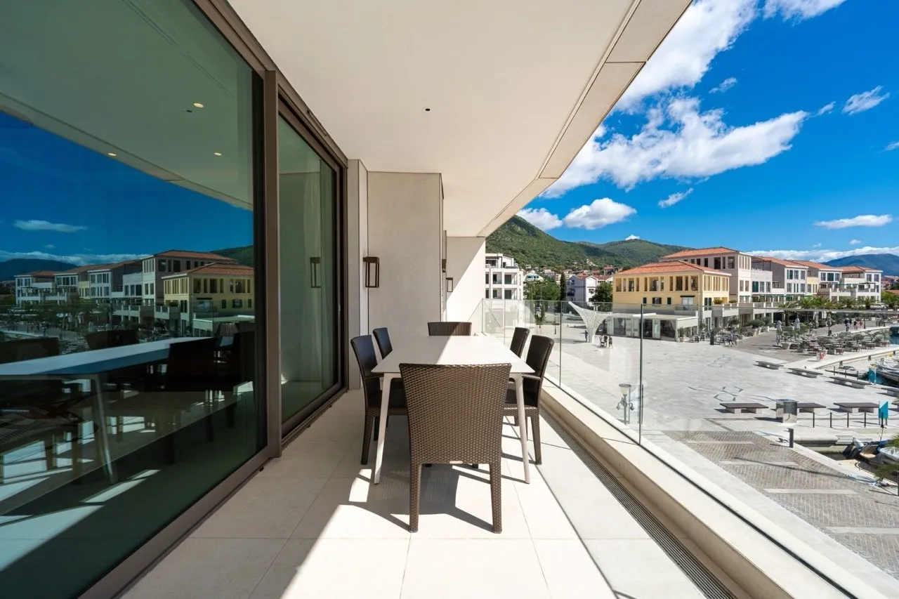 Terrasse mit Essbereich in der Wohnung Portonovi, Kumbor, Montenegro: Panoramablick auf die Uferpromenade und die Berge.