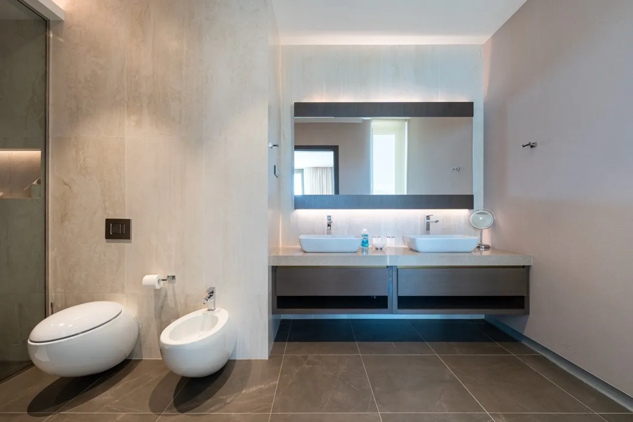 Modernes Badezimmer in den Portonovi Apartments, Kumbor, Montenegro: zwei Waschbecken, Bidet und stilvolle Ausstattung.