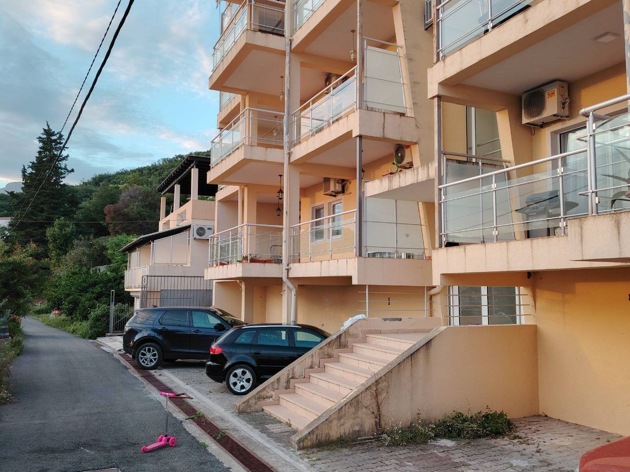 Façade d’un immeuble résidentiel avec balcons et parking à Sutomore, Monténégro : vue extérieure d’un bien immobilier collectif.