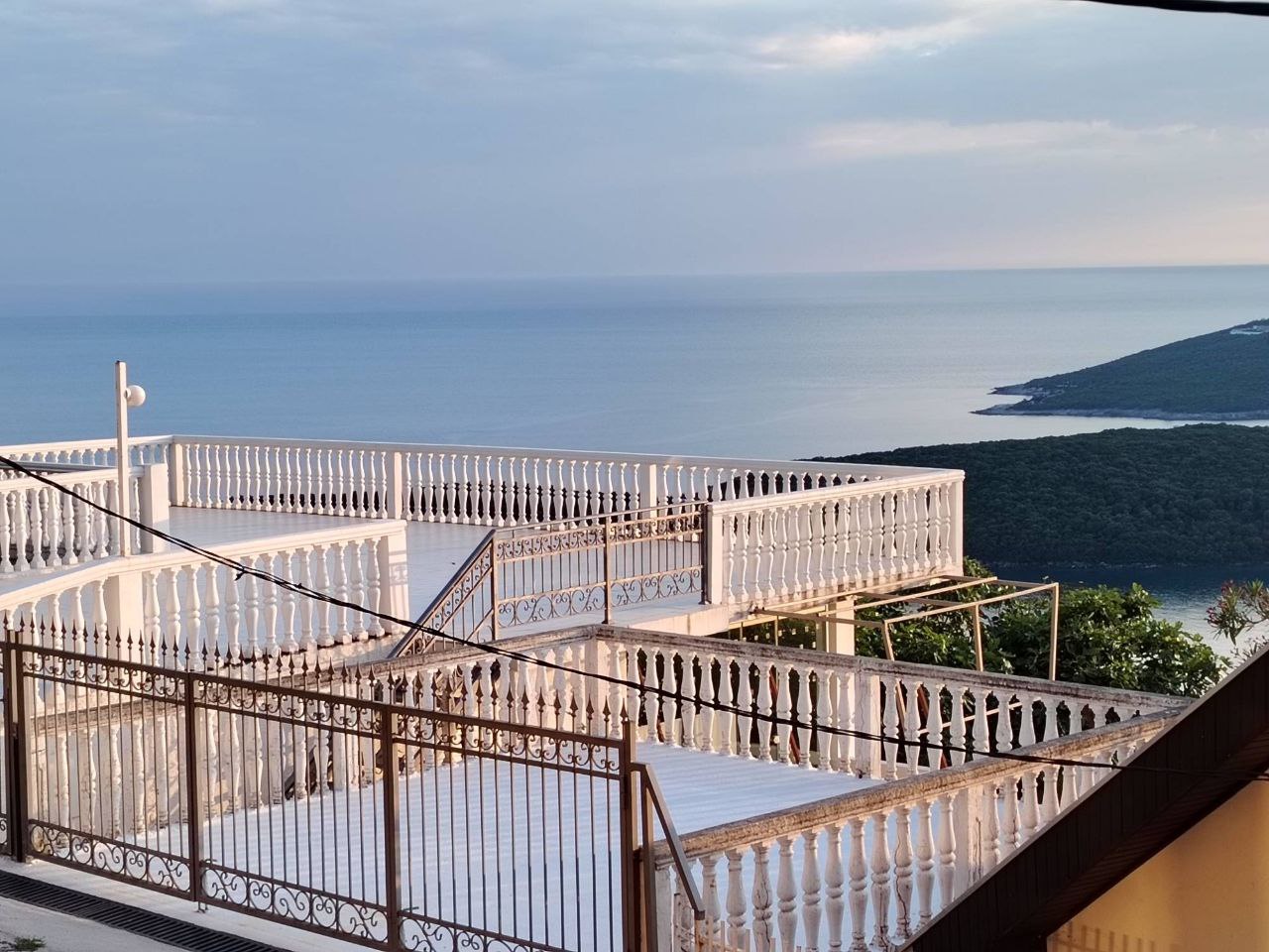 Terrasse spacieuse avec balustrade et vue panoramique sur la mer à Sеoce, Monténégro. Appartement avec espace extérieur.