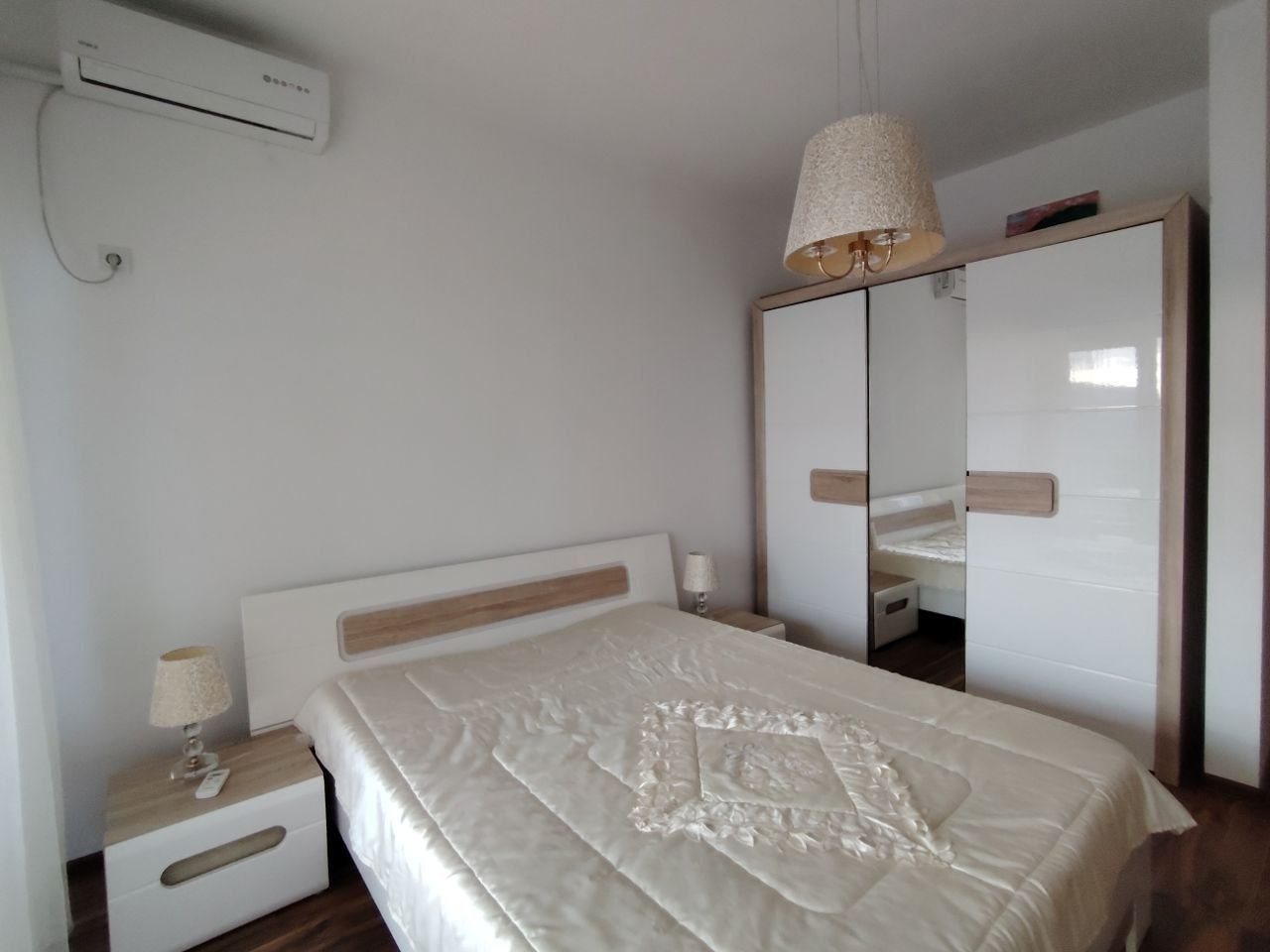 Chambre lumineuse avec lit double et armoire miroir dans un appartement, Sutomore, Monténégro.