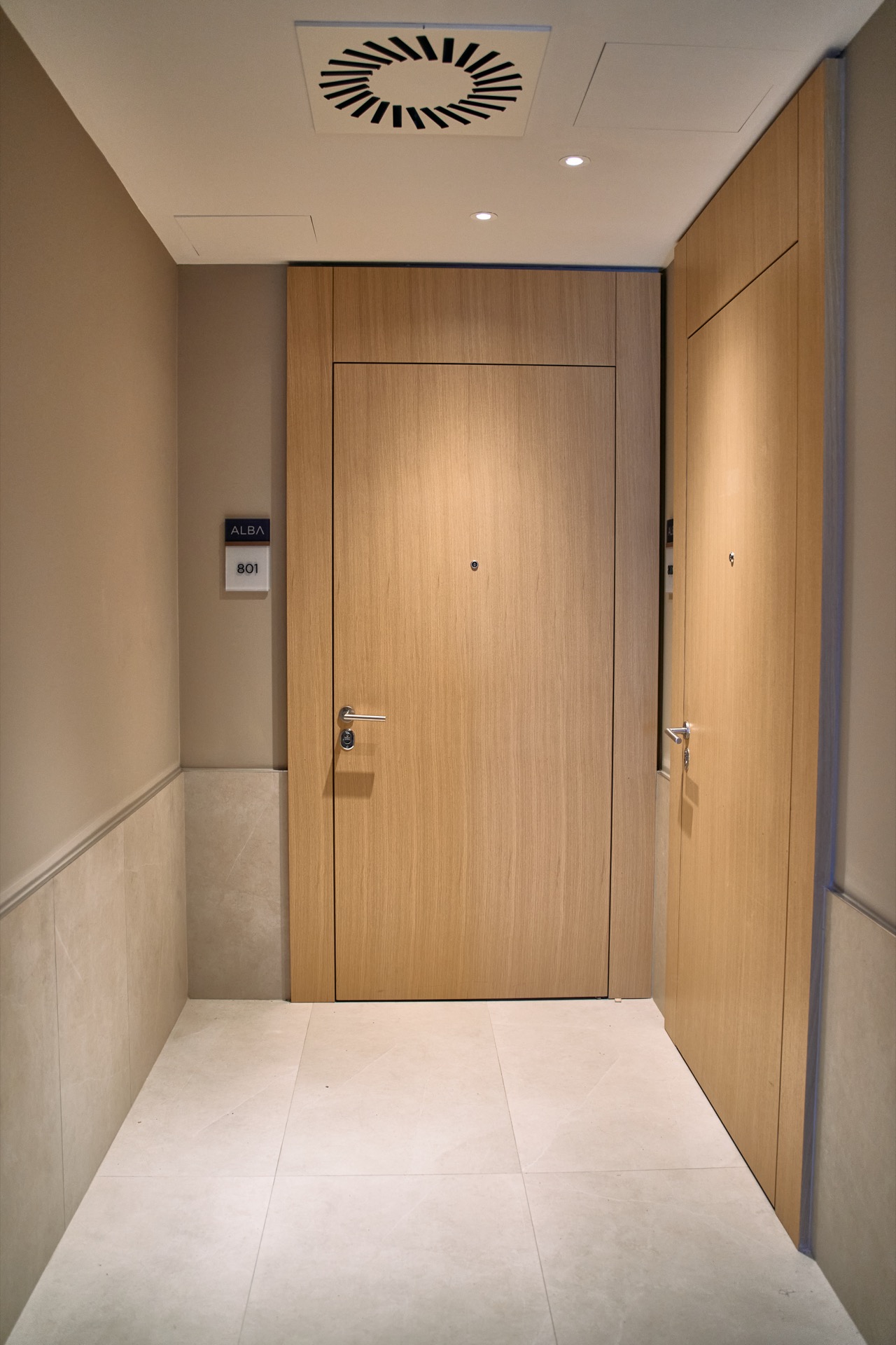 Moderner Flur mit Holztüren in den Apartments von Porto Montenegro, Tivat, Montenegro.