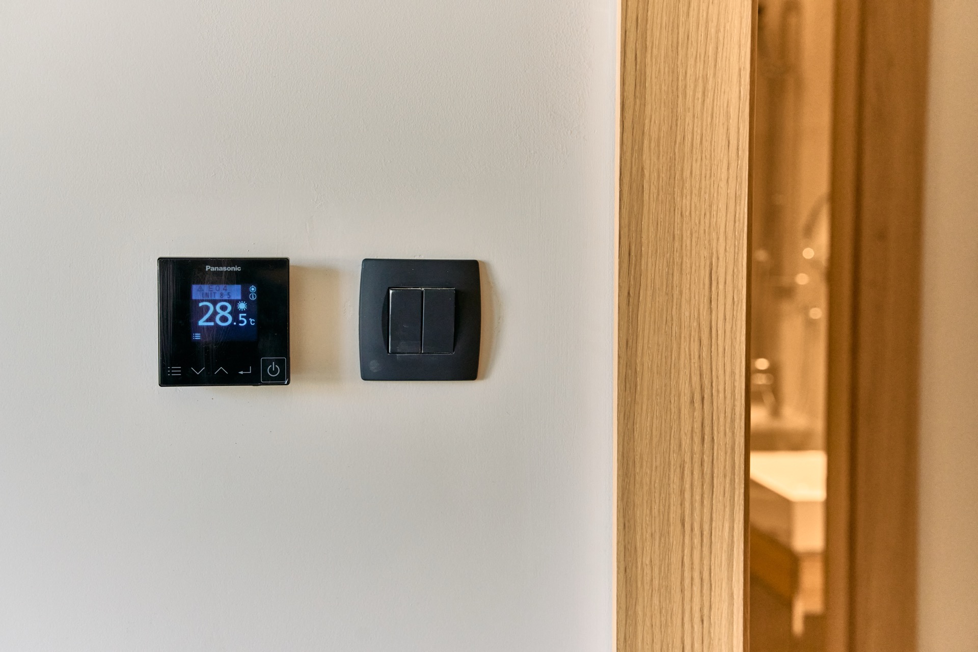 Panasonic-Thermostat und Lichtschalter in einer modernen Wohnung in Porto Montenegro, Tivat, Montenegro.